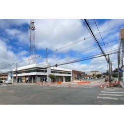 Avenida Vereador Arlindo Chemin, no centro de Campo Largo, teve um trecho bloqueado para obra de pavimentação.